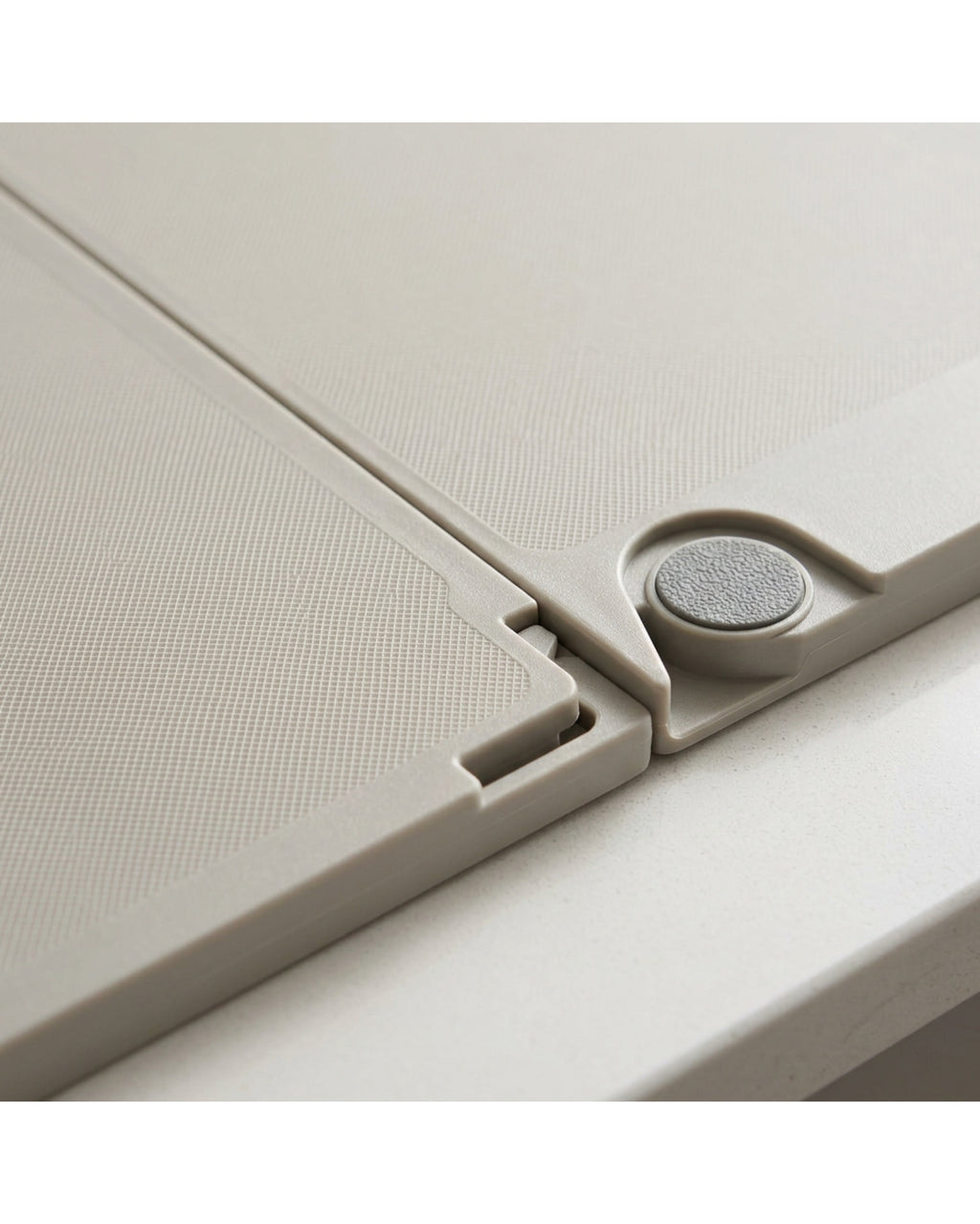 Kbvfa Fold-and-Pour Polypropylene Cutting Board 36 x 25 cm Sand - Detail view