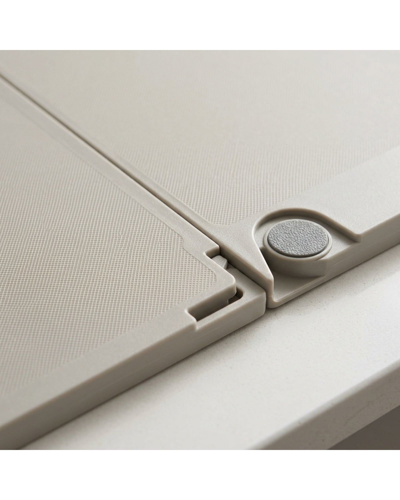 Kbvfa Fold-and-Pour Polypropylene Cutting Board 36 x 25 cm Sand - Detail view